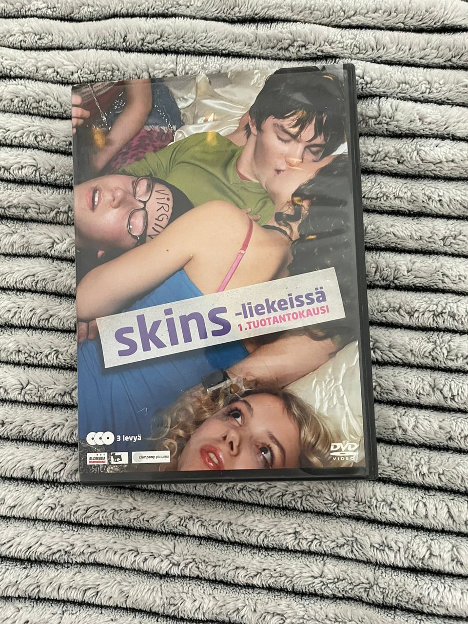 Myydään Skins liekeissä ensimmäinen tuotantokausi DVD