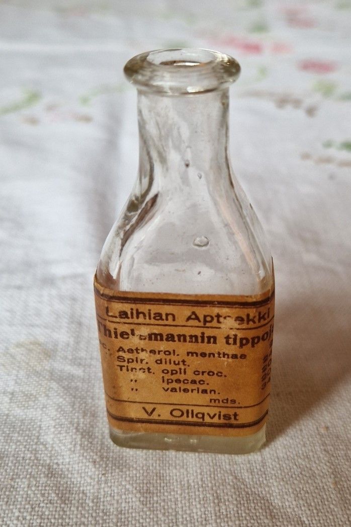 Lääkepullo Thielemannin tippoja Laihian apteekki, n. 100 vuotta vanha