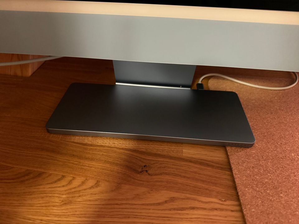 Satechi USB-C Slim Dock for 24" iMac -telakka.