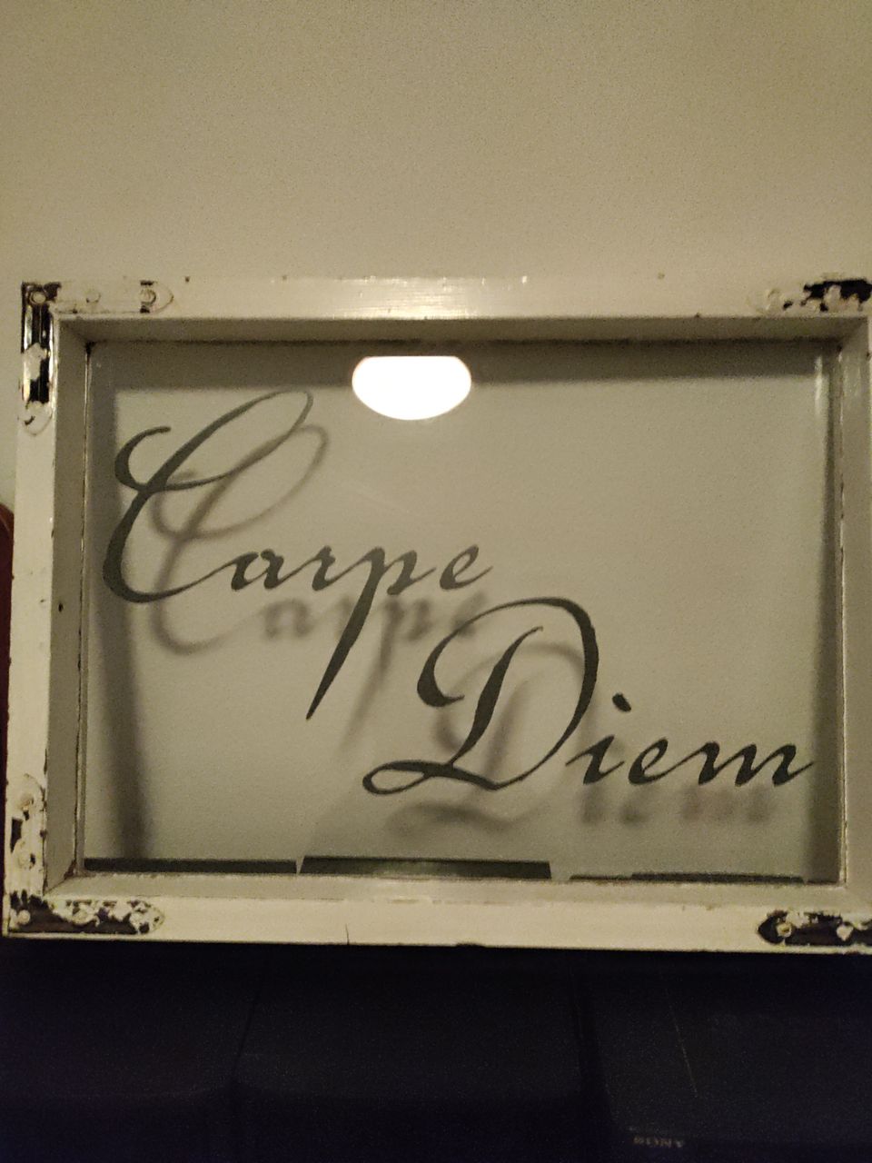 Ikkunalasiin kirjoitettu "Carpe Diem"