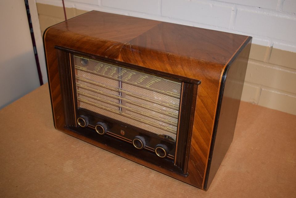 Hieno Philips 591A -putkiradio vuodelta 1950