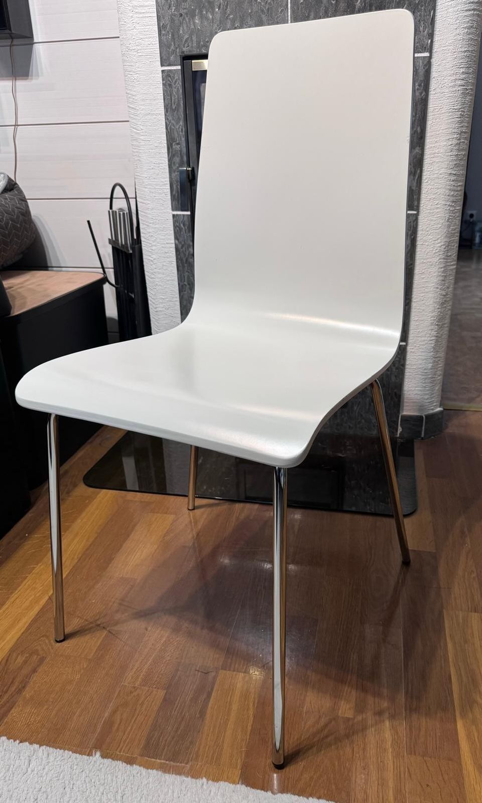 Valkoiset ruokapöydän tuolit