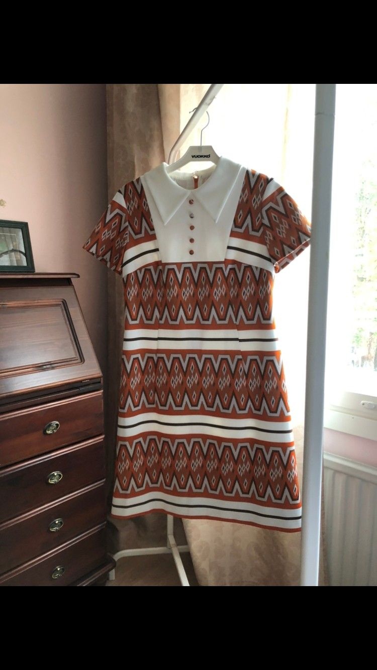 Klassinen 70-luvun vintage mekko