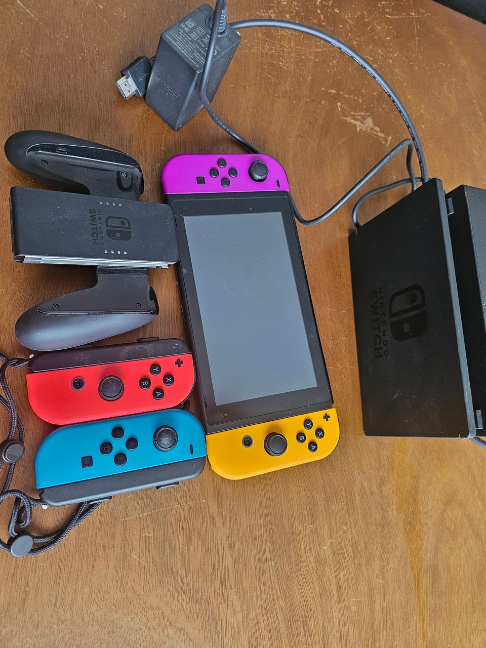 Nintendo Switch ja 3 peliä 4 ohjainta