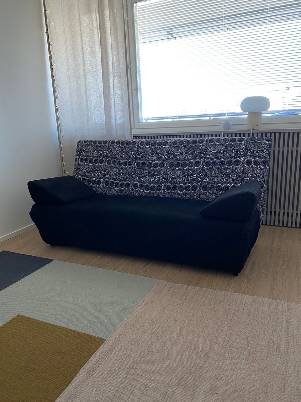 Marimekko-verhoiltu pieni sohva