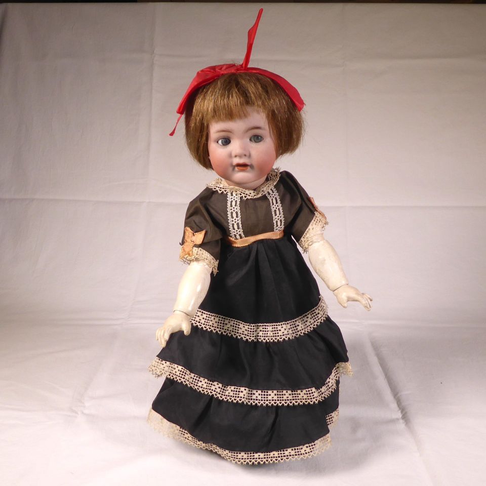 Hieno vanha nukke 1800-luvun lopulta