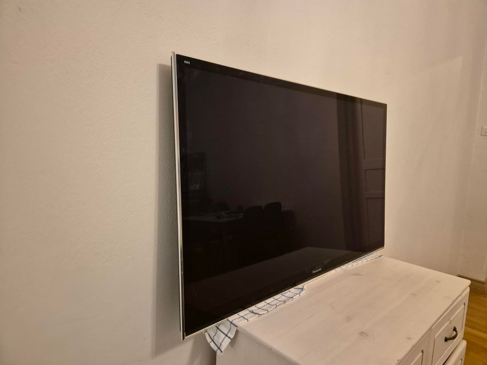 50' HD TV kääntyvällä seinätelineellä