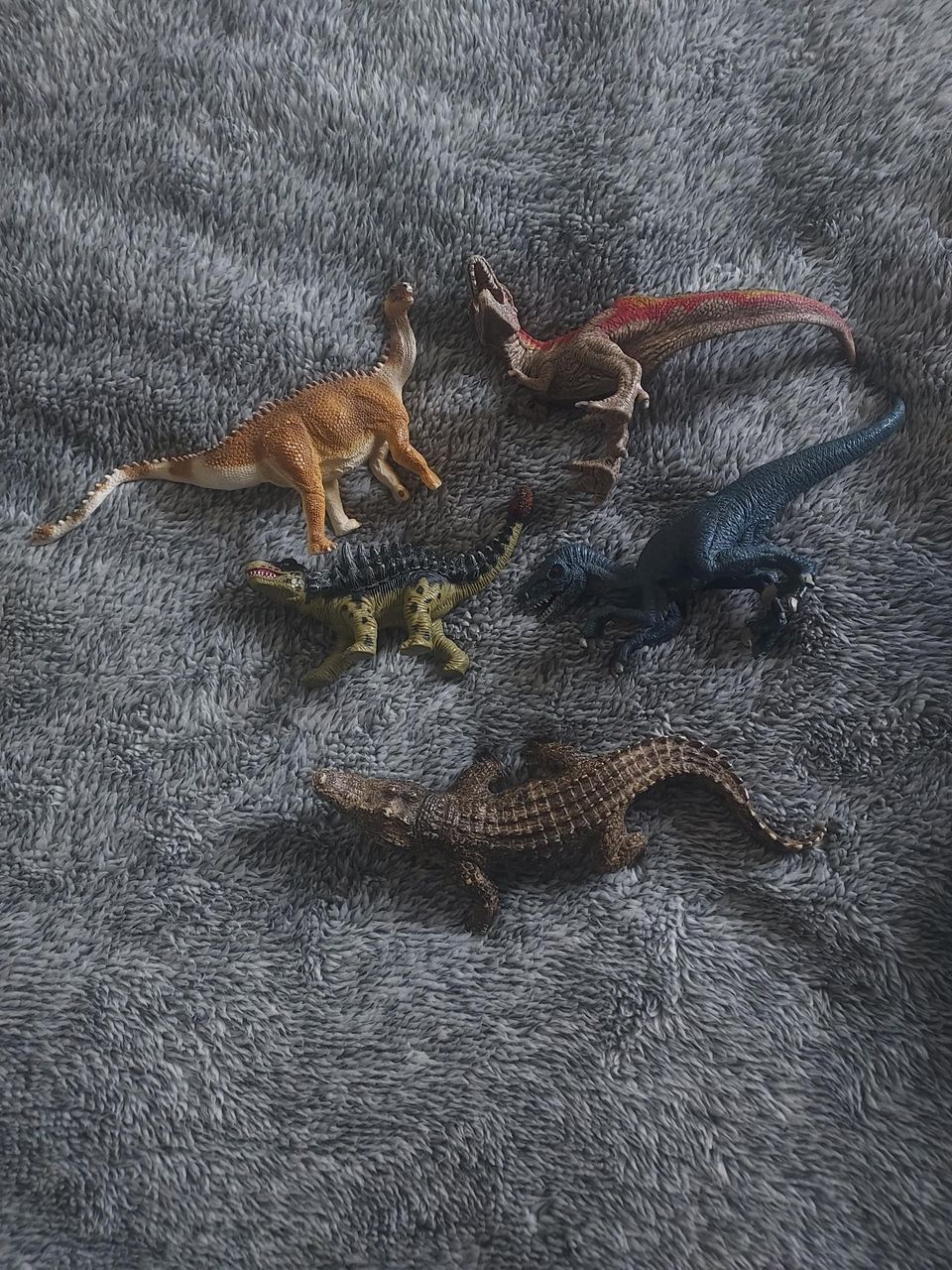 Neljä dinoa ja krokotiili