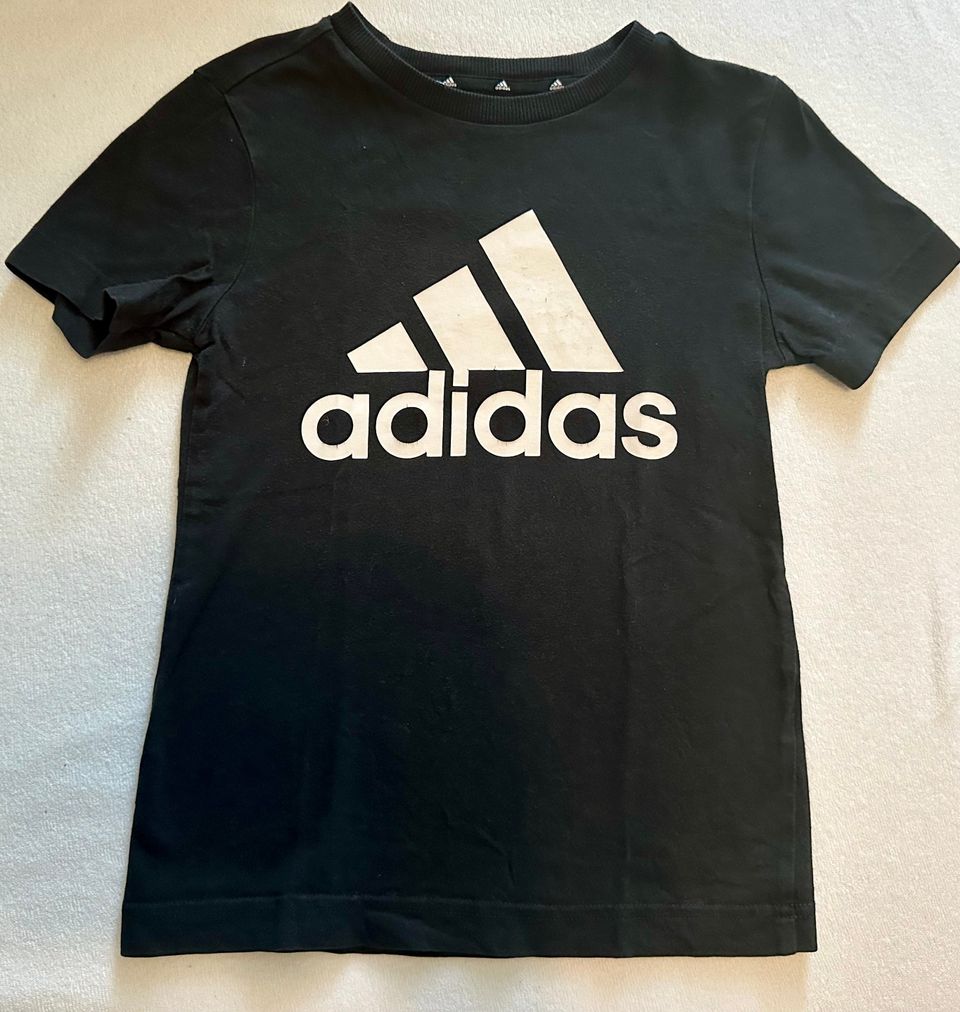 Adidas teeppa. Koko: 128.