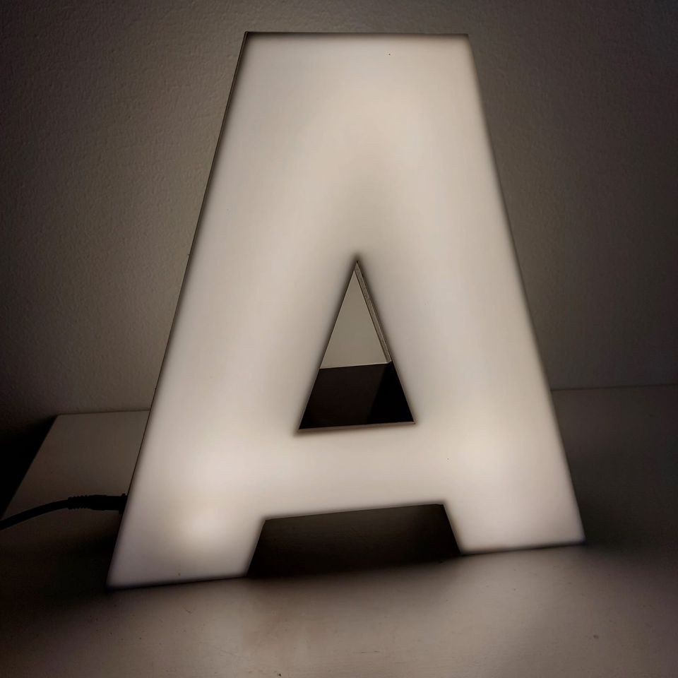 A-Kirjain lamppu, hieman kulumaa mutta toimii