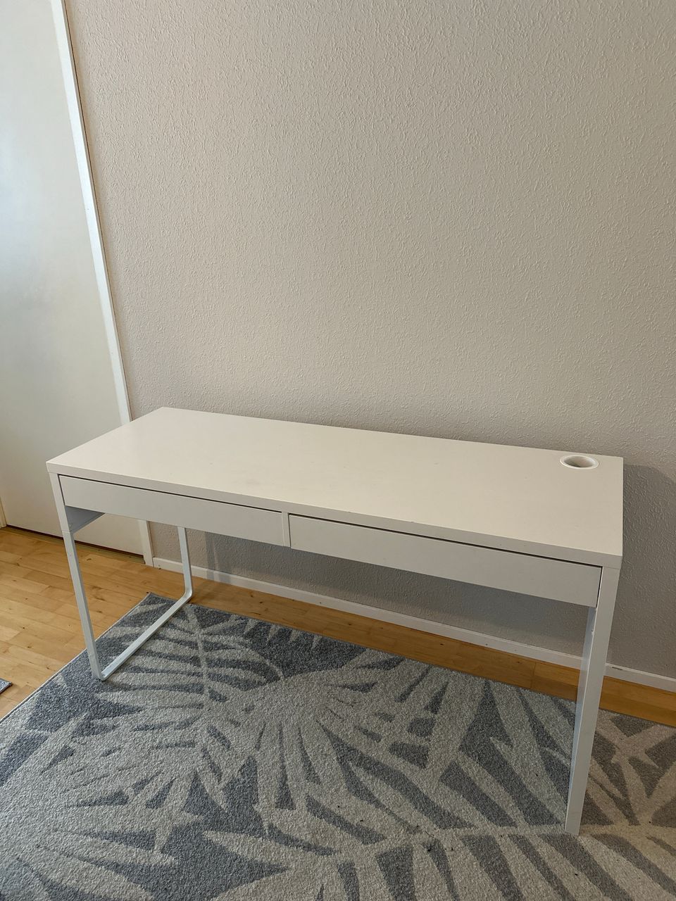 Ikean koulupöytä.