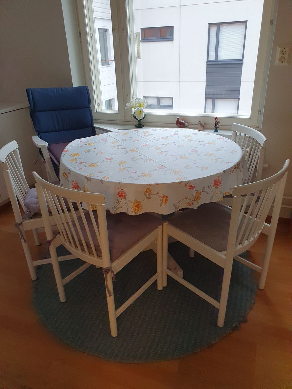 Ruokapöytä ja viisi tuolia