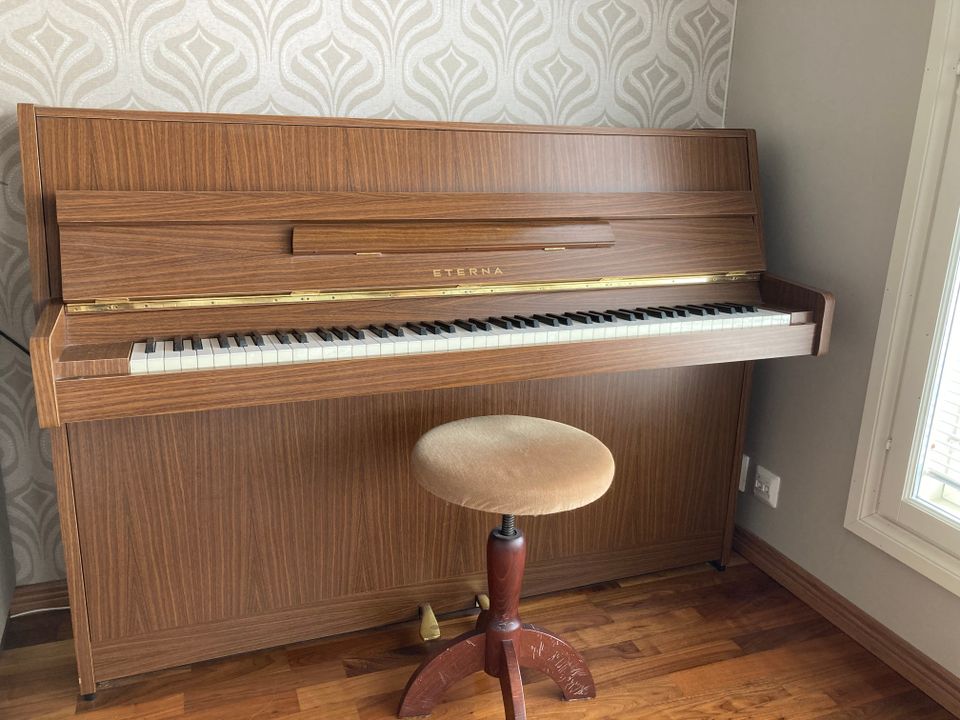 Kaunissointinen ja laadukas Eterna/Yamaha piano