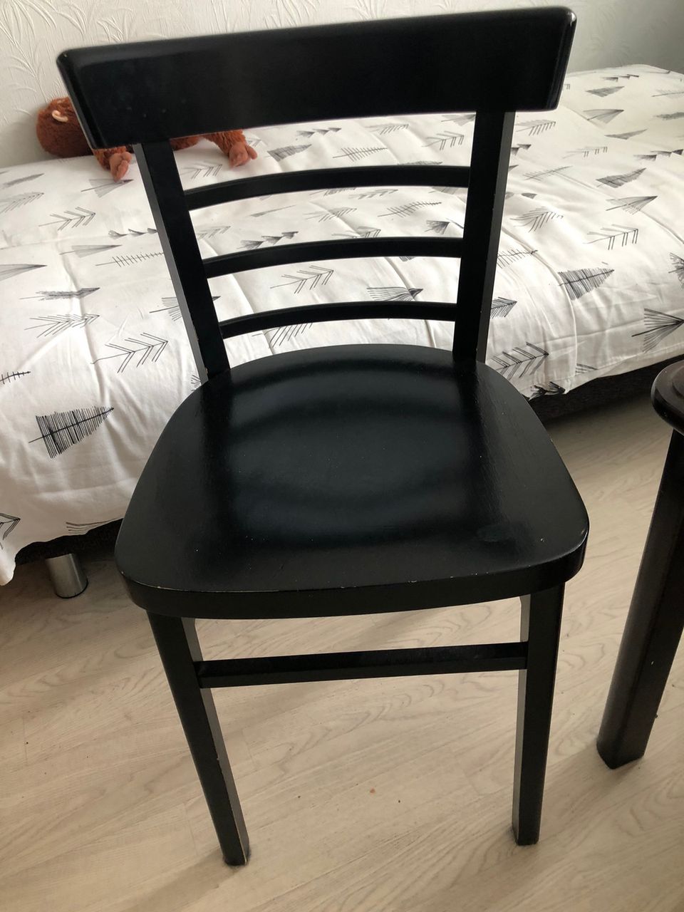 Kaksi mustaa tuolia