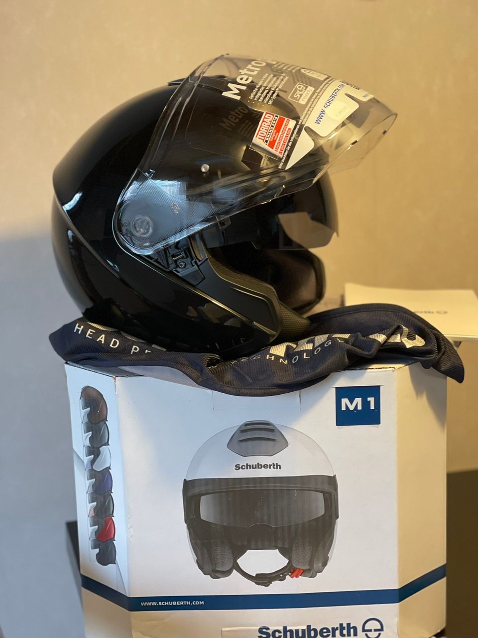 Schuberth M1 käyttämätön kypärä aurinkovisiirillä