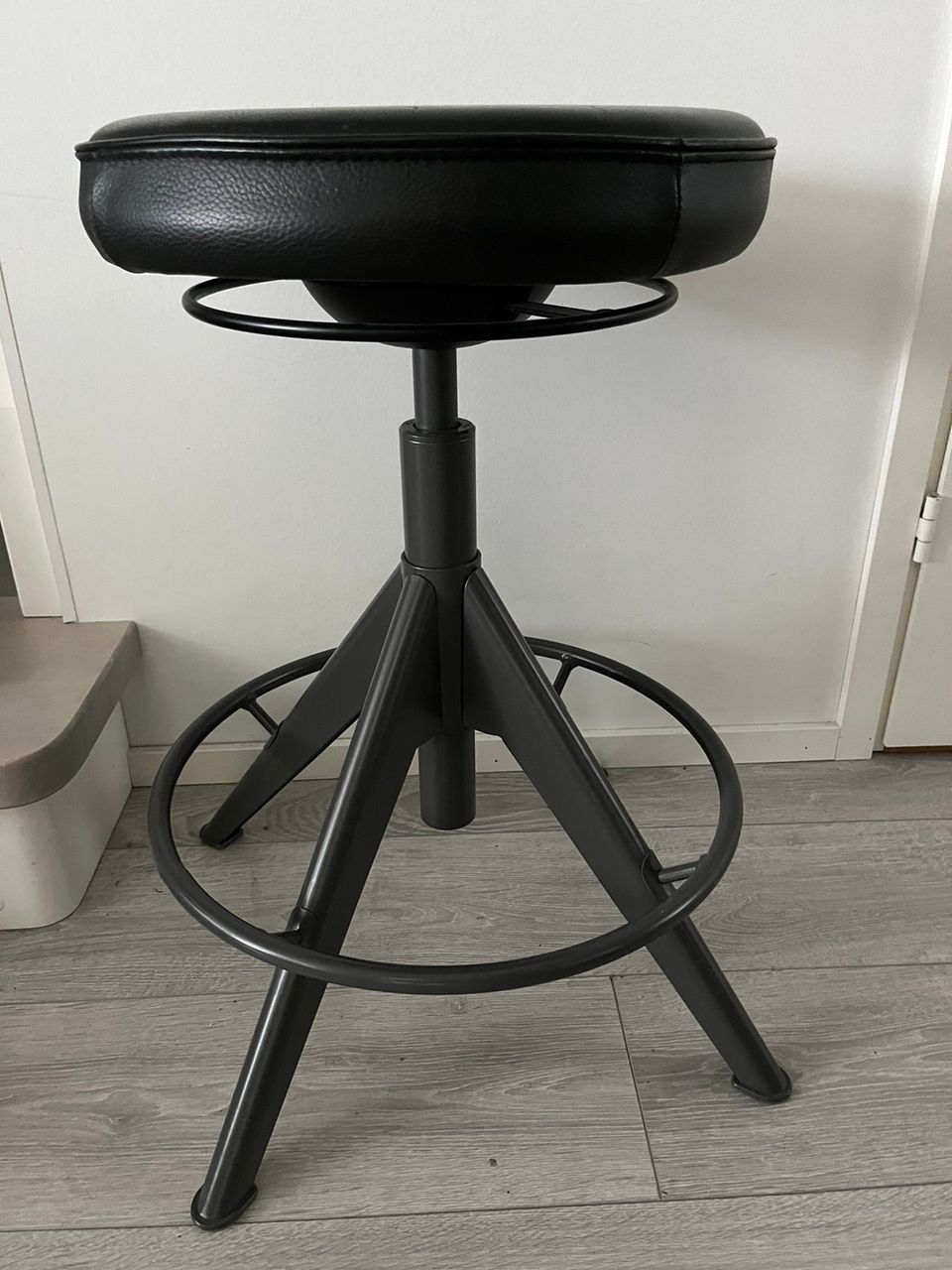 Aktiivinen istumis-/seisomistuki, Ikea musta