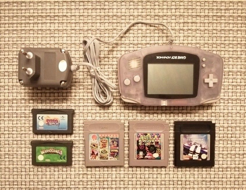 Pelikonsoli setti : Game Boy Advance + muuta. Hp.90e