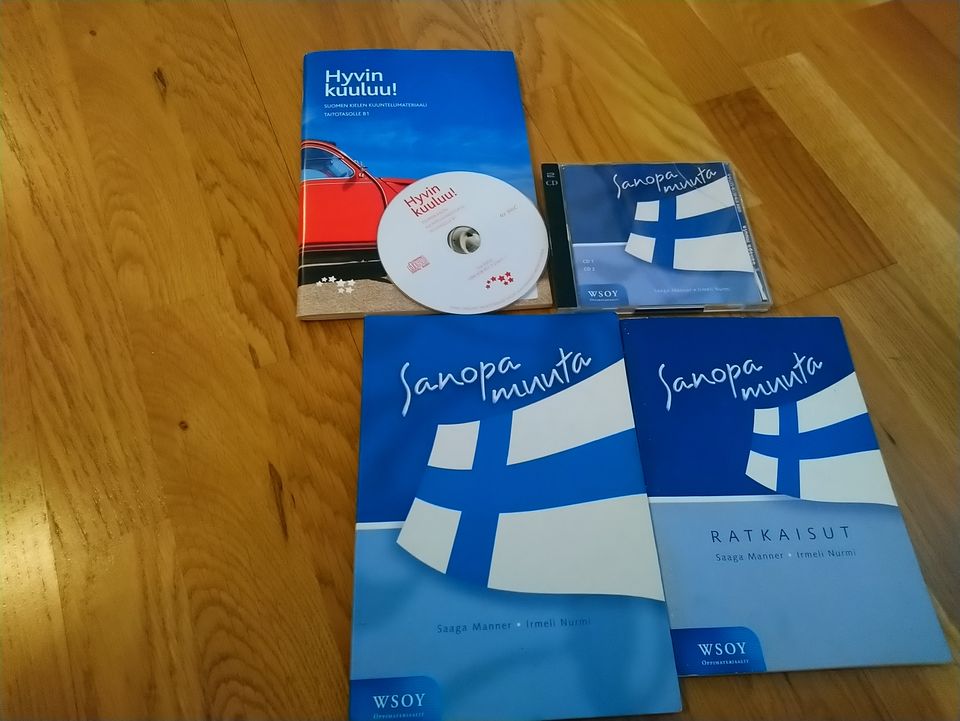 Suomenkielinen kirja ja CD.