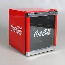 Tyylikäs Coca-Cola CoolCube -minijääkaappi. Kuljetusmahdollisuus