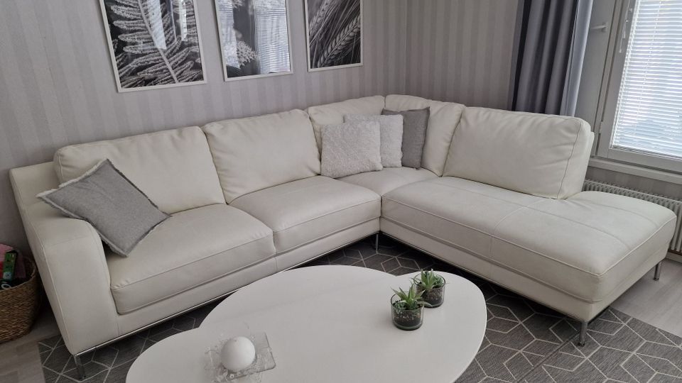 Valkoinen keinonahka sohva