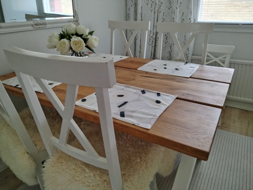 Keittiönpöytä ja 4 tuolia