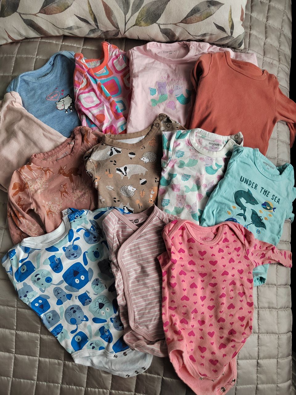 Vauvan vaatteita