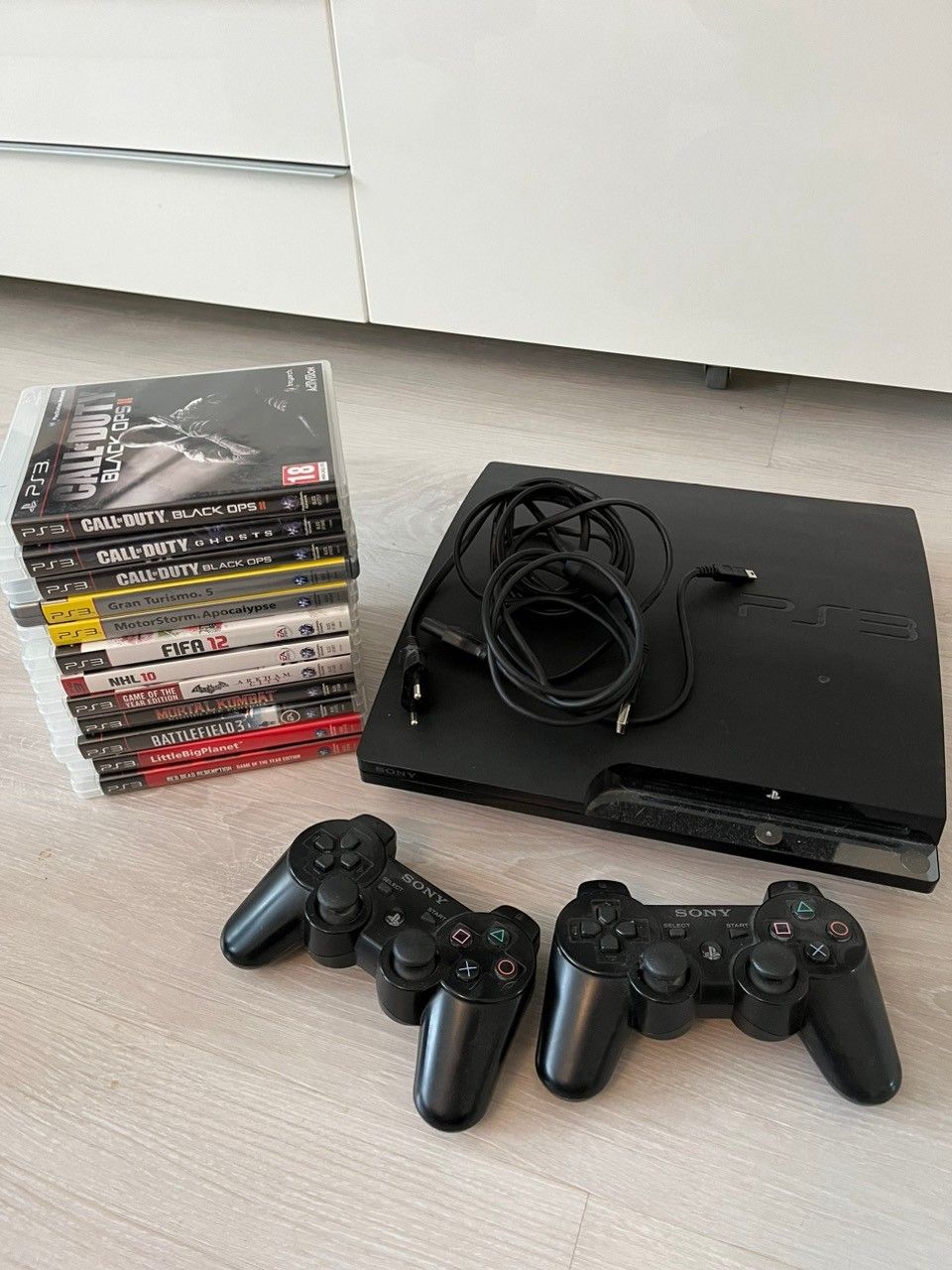 PlayStation 3 + pelejä 12 kpl