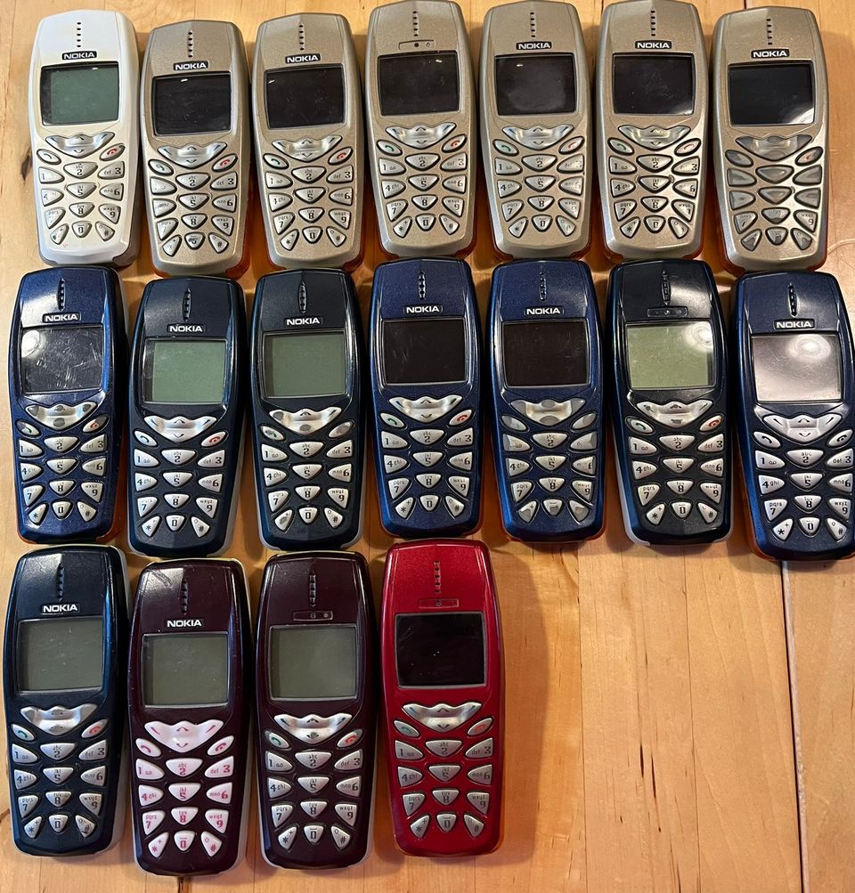 Toimivia Nokia 3510 ja Nokia 3510i puhelimia