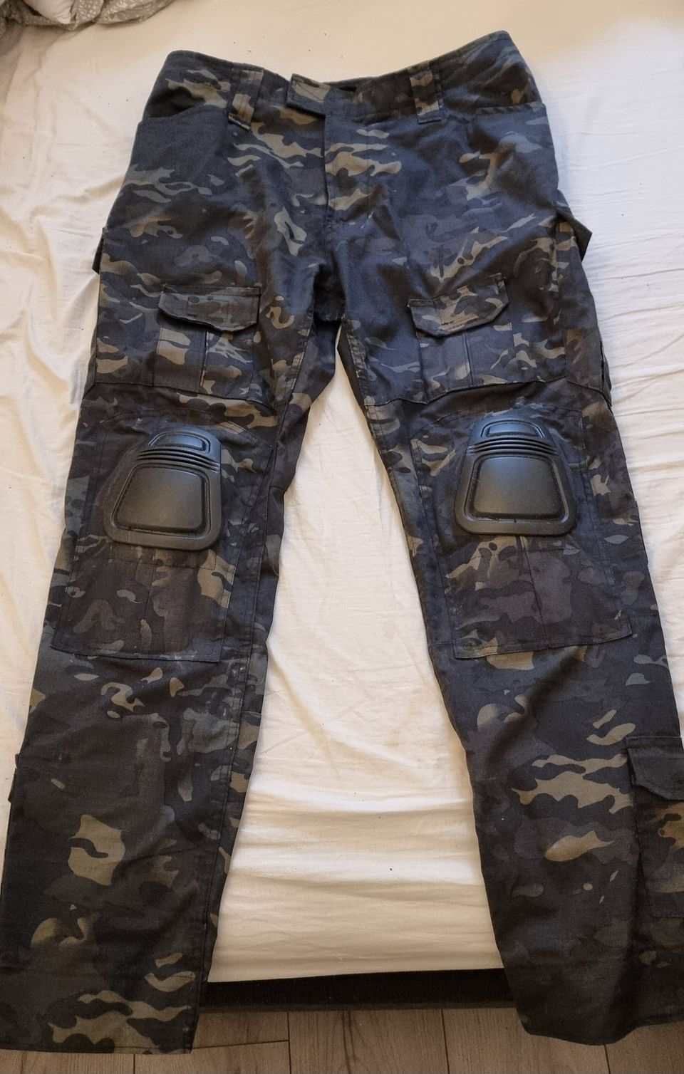 Tactical pants polvisuojilla ja tekninen paita