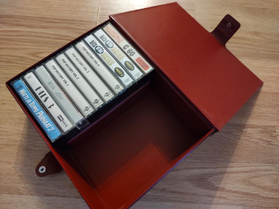 Cassette library ja 10 kasettia
