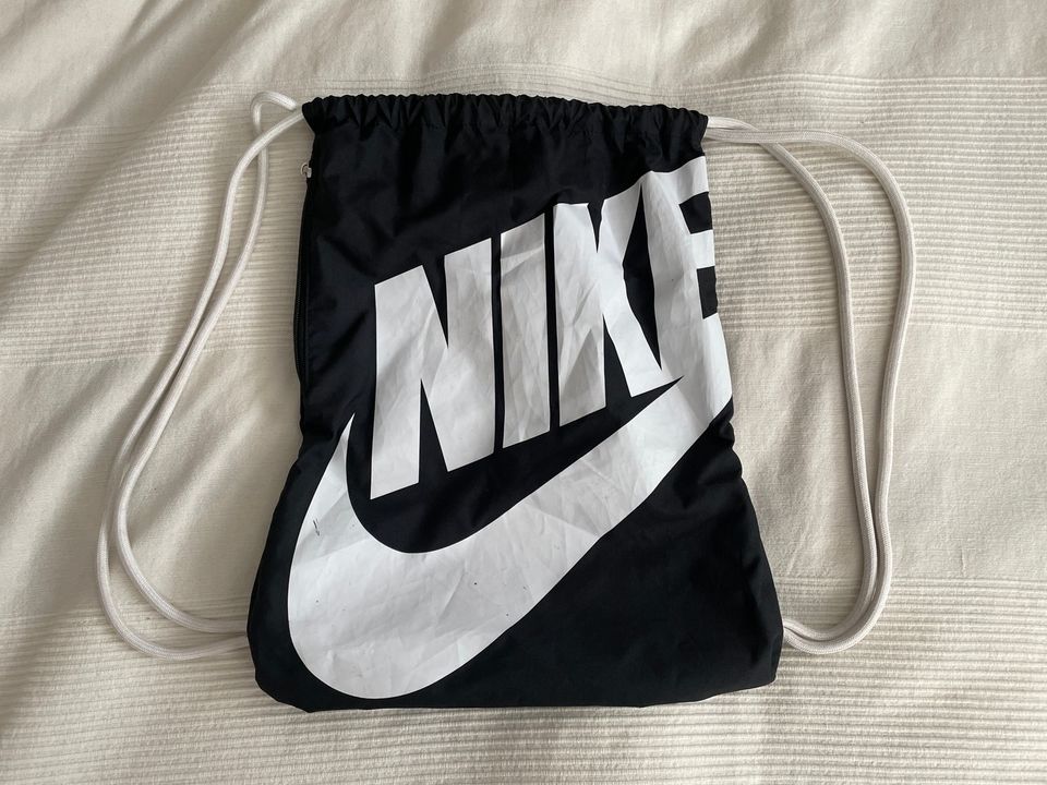 Mustavalkoinen Nike-narureppu