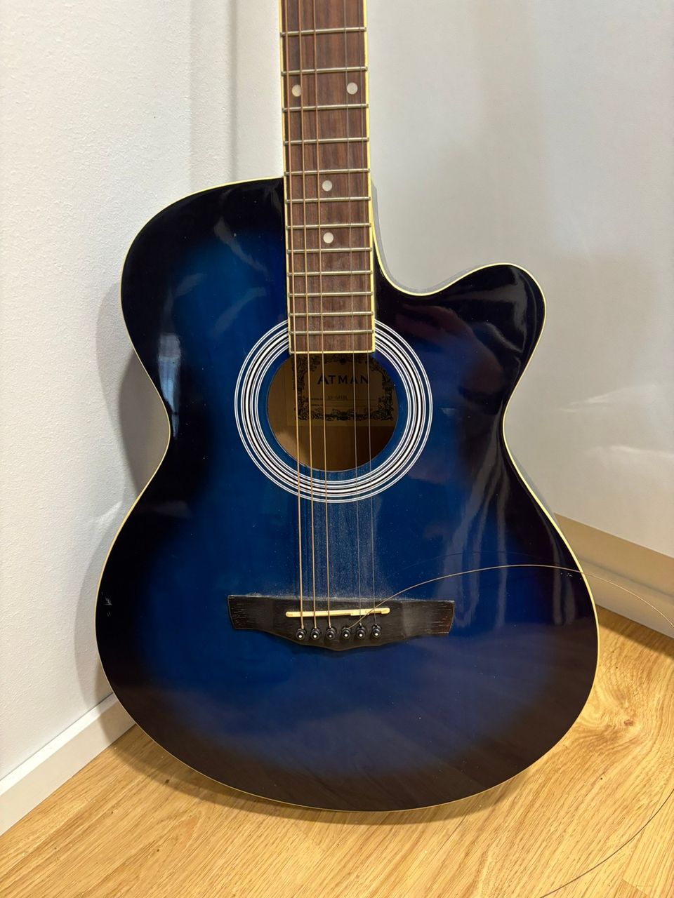 Akustinen sininen kitara myynnissä (kielet vaihdettava)