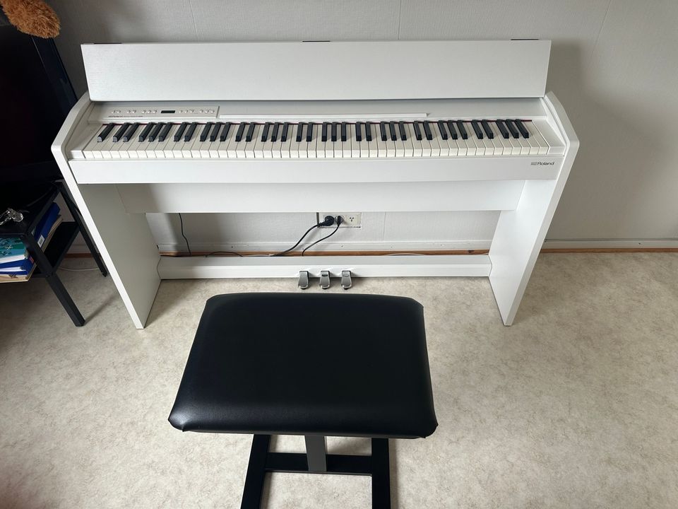 Roland digitaalinen piano ja tuoli