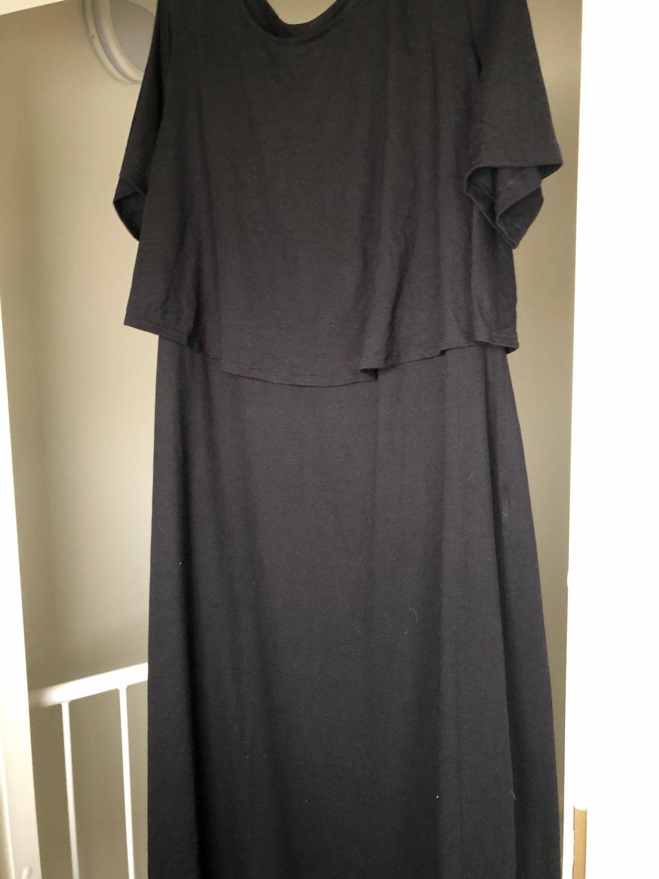 Naisten uusi musta mekko