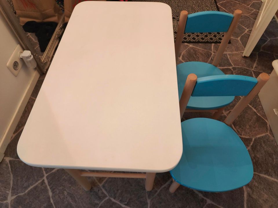 Lastenpöytä ja tuolit