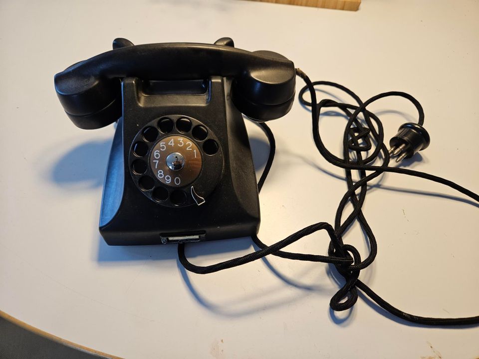 Vanha puhelin