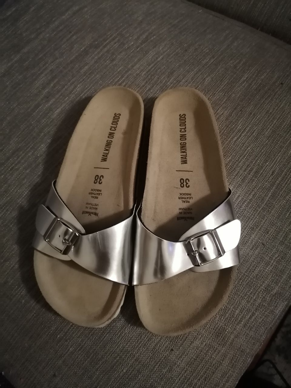Uudet sandaalit
