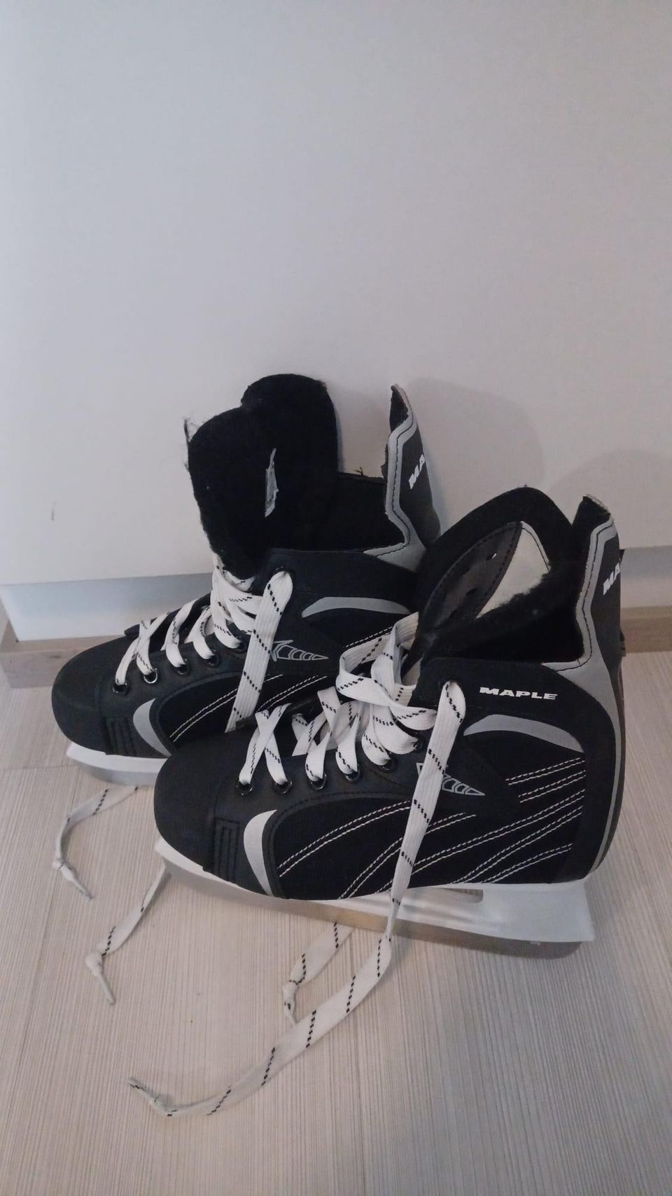 Ice skates (38)