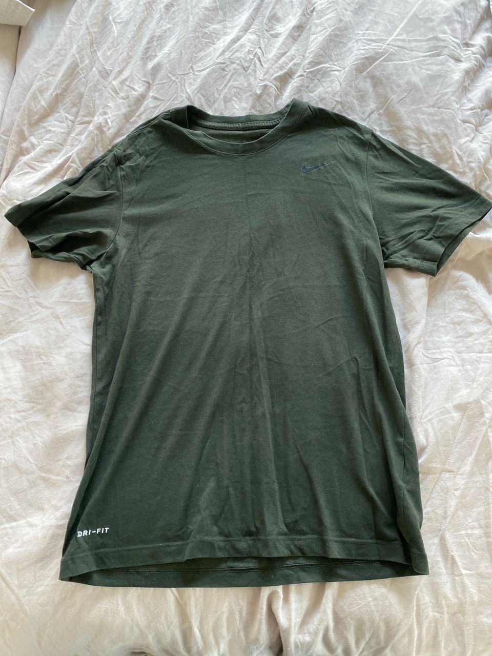 Tumman vihreä niken t-paita (M)