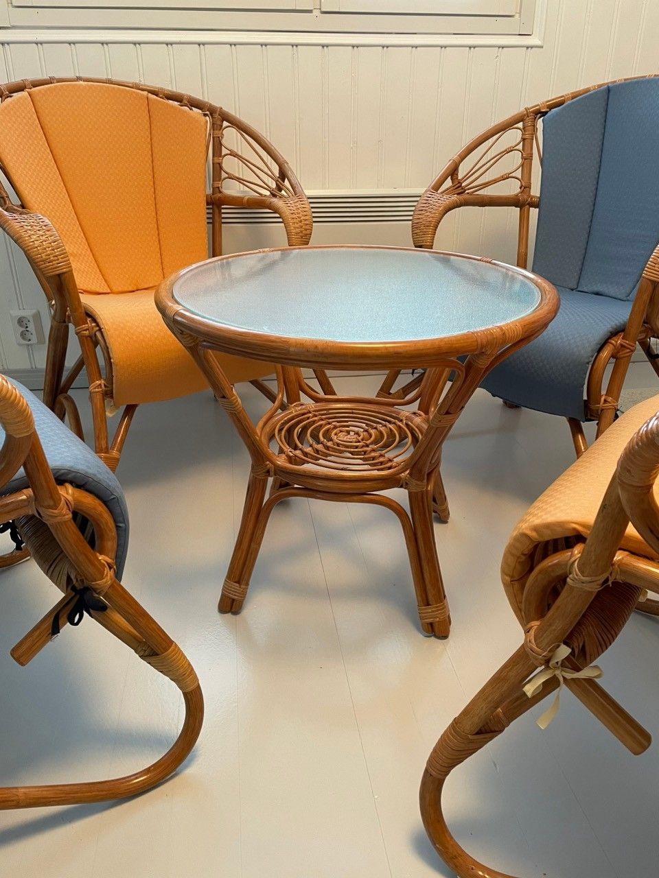 Parolan rottinki Neljä tuolia ja pöytä