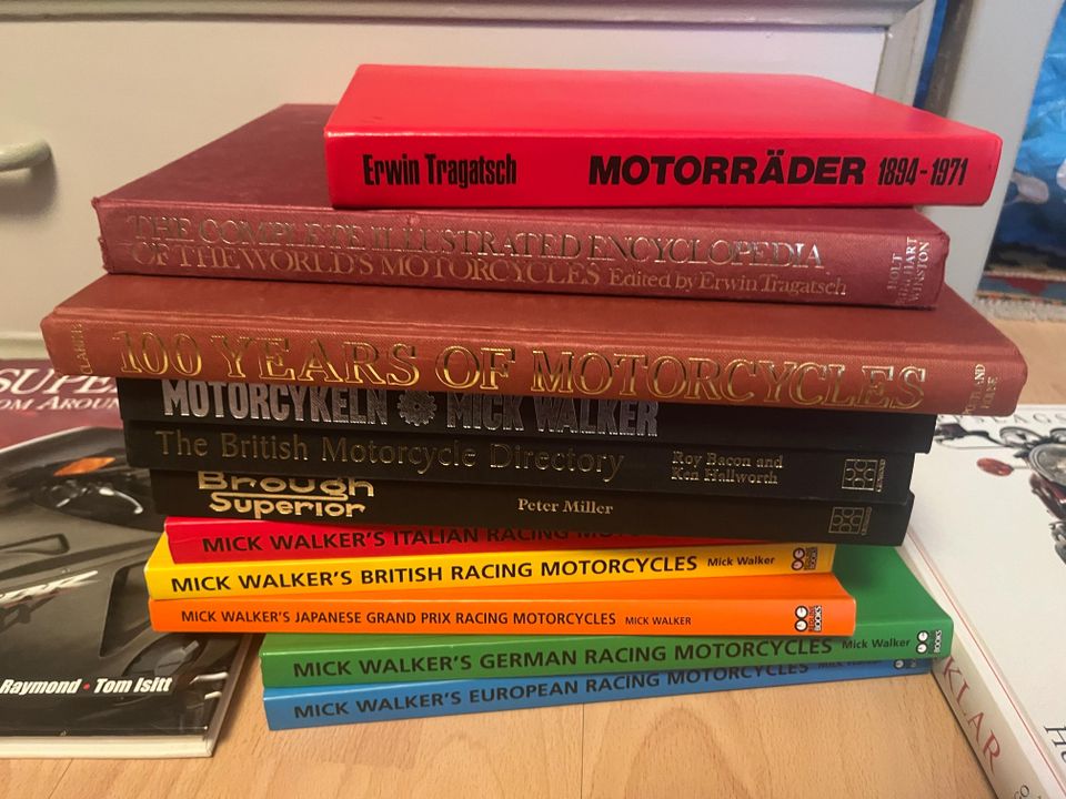 Moottoripyöräaiheisia kirjoja