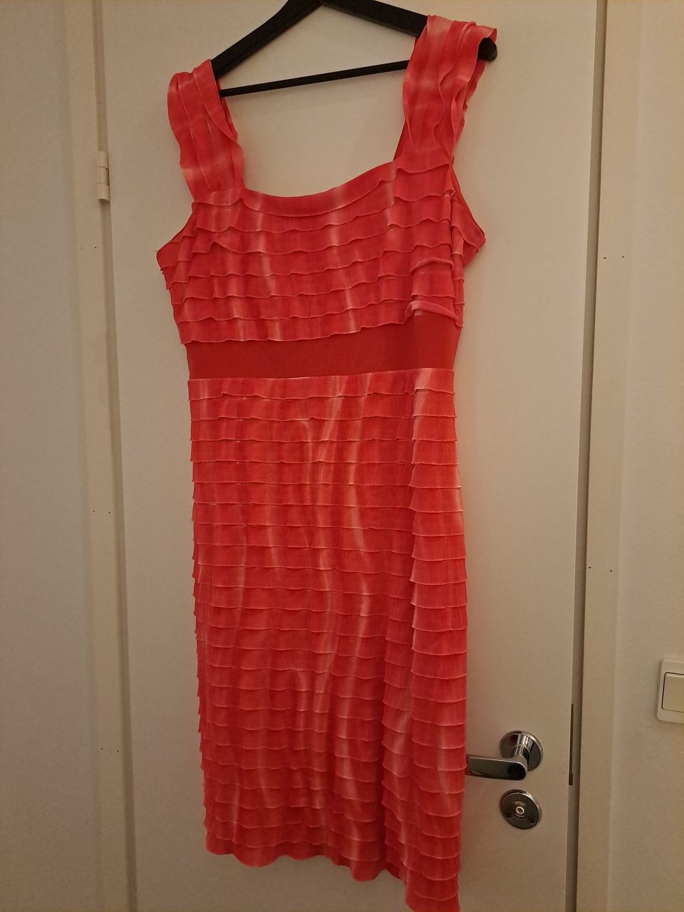 Punainen L koon design mekko
