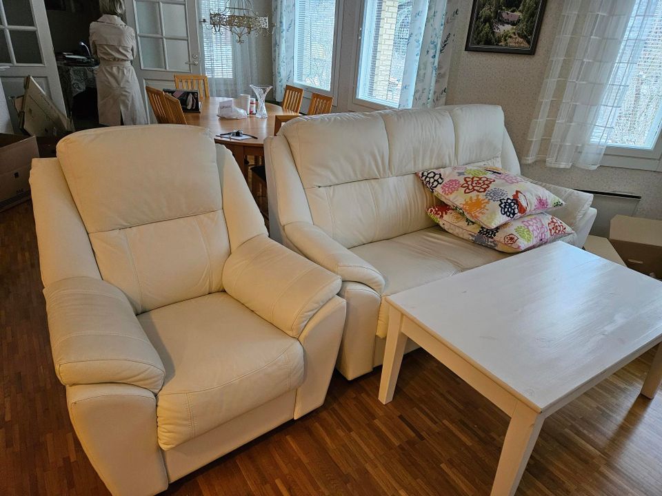 3-istut sohva + nojatuoli. Valkoista nahkaa.