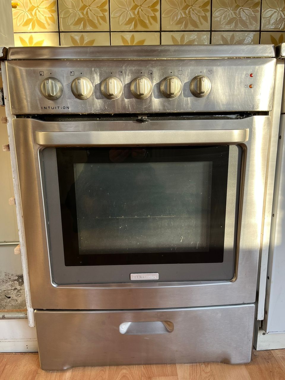 electrolux ekc60050x kiertoilmauuni keraamisella liedellä