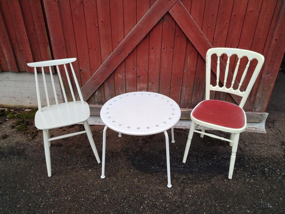 Vanhat tuolit ja pöytä