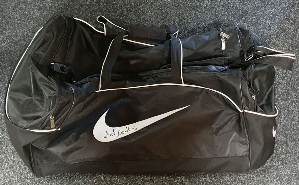 Nike - Iso Urheilukassi (67x36x36cm)