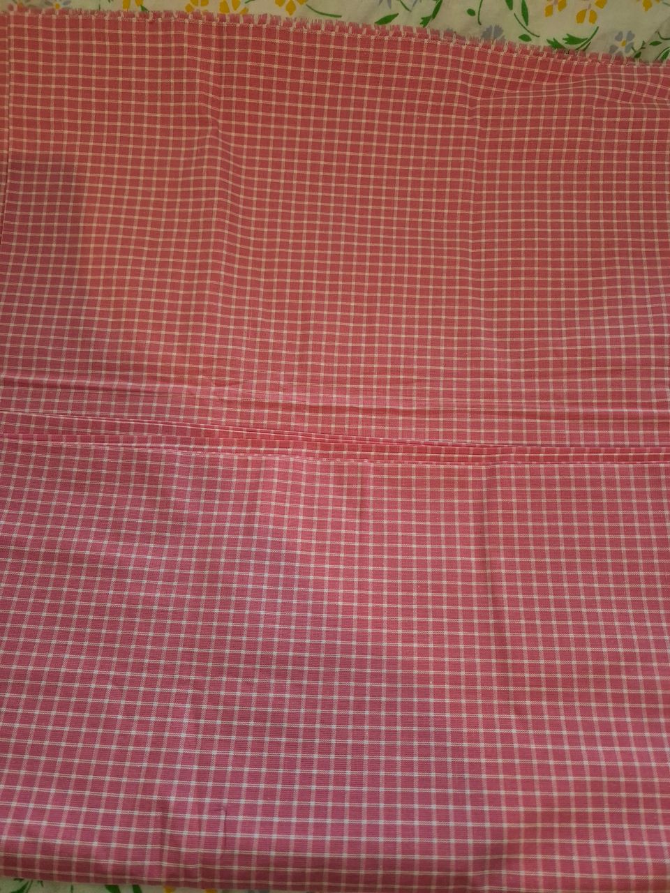 Vaaleanpunainen ruudullinen kangas