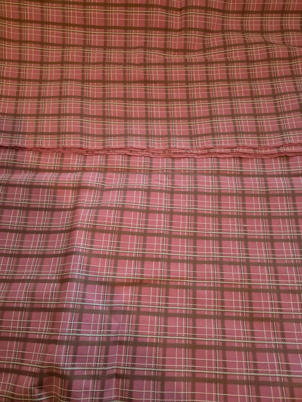 Vaaleanpunainen ruudullinen kangas