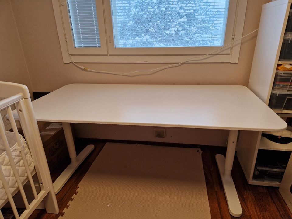IKEA Bekant 160 x 80 valkoinen työpöytä