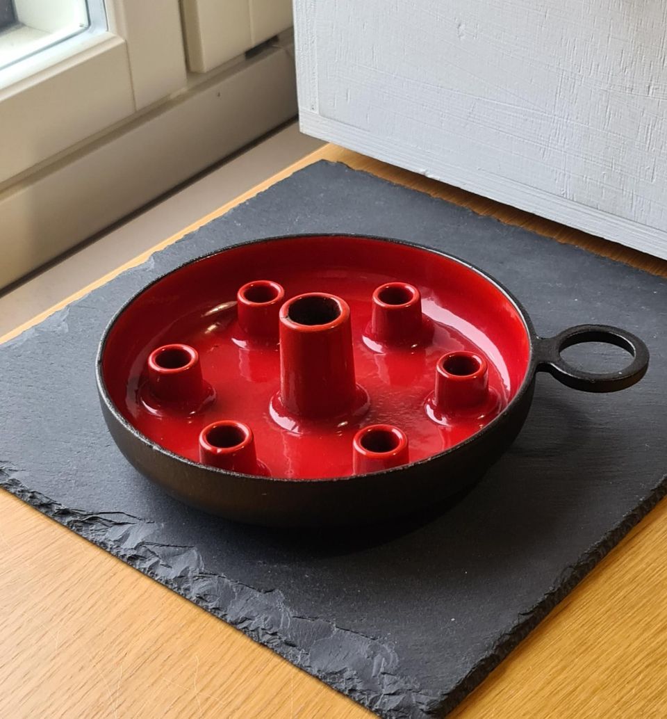 Valurautainen, punainen kynttilänjalka, Erkki Linnala, Rosenlew, Made in Finland